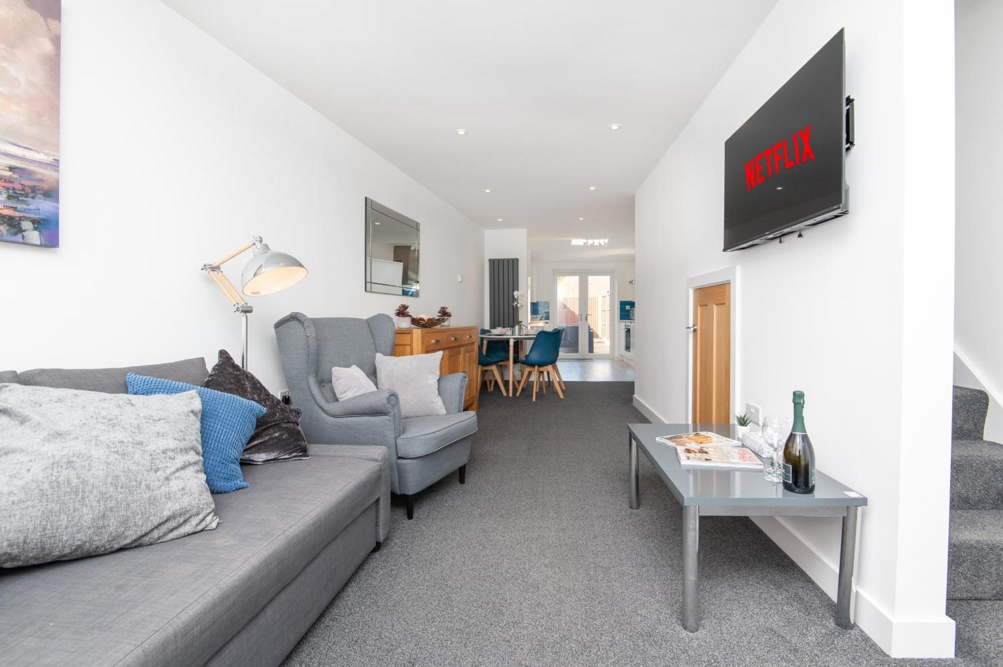 Apartment Entire In Downend, *