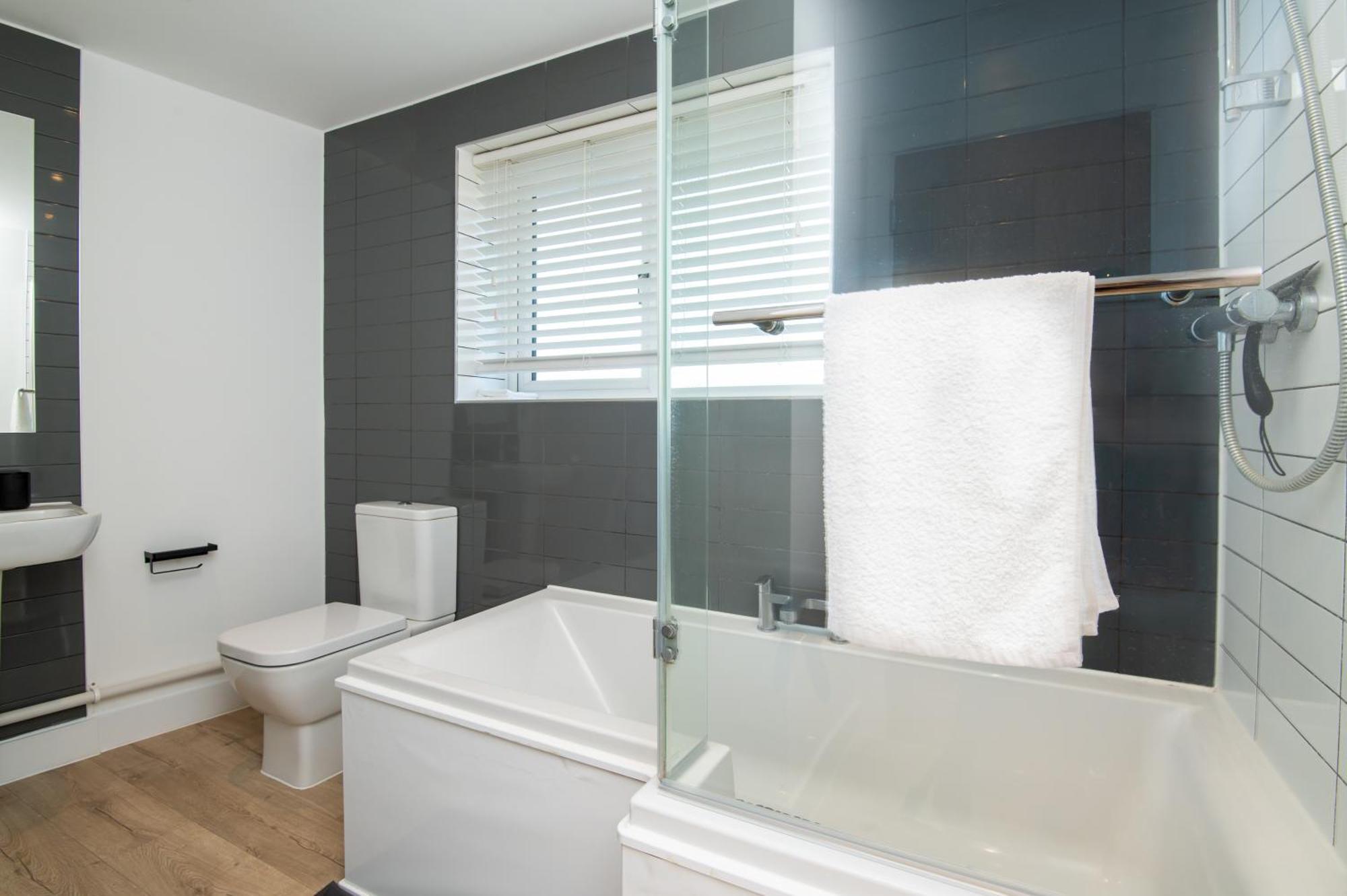 Apartment Entire In Downend, *